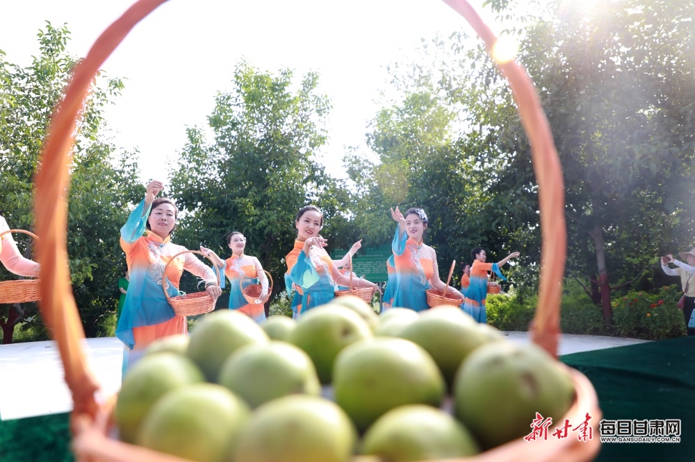 载歌载舞庆丰收   乔伟摄.jpg