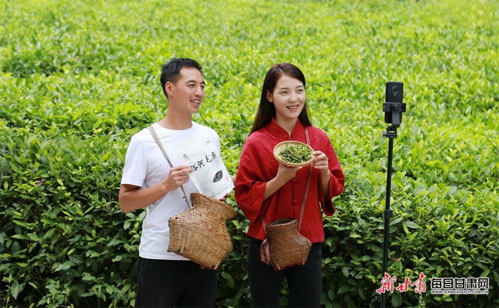 2022年9月1日，甘肃陇南市武都区裕河镇“网红茶妹”贾玉花（右）和“新农人”周安银（左）正在茶园直播推销当地的茶叶销售。（图片9）李旭春摄影.JPG