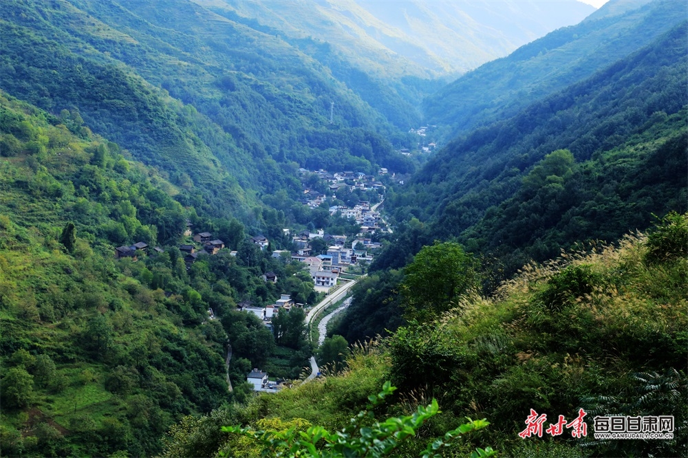 2022年9月1日，青山围绕中的甘肃陇南市武都区琵琶镇美丽乡村全貌。(图片5)李旭春摄影甘.JPG