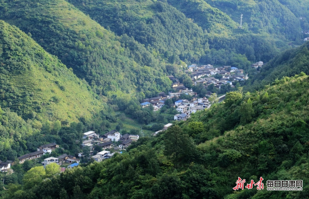 2022年9月1日，青山围绕中的甘肃陇南市武都区琵琶镇美丽乡村全貌。(图片4)李旭春摄影甘.JPG