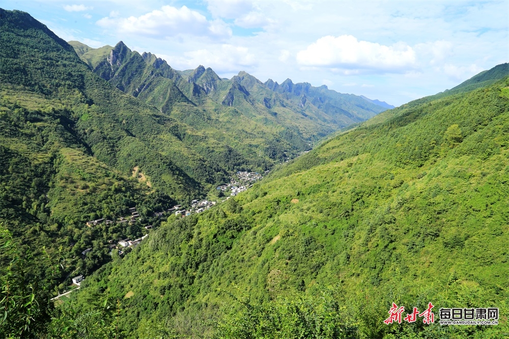 2022年9月1日，青山围绕中的甘肃陇南市武都区琵琶镇美丽乡村全貌。(图片3)李旭春摄影甘.JPG