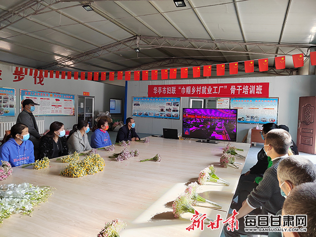 2河西镇仿真花乡村就业帮扶车间收看党的二十大开幕式.jpg